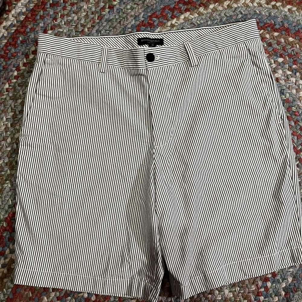 Banana Republic Mens Aiden Shorts black and white strip. Button closure